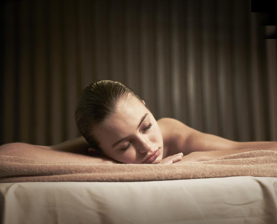 Hotel The Darling At The Star à Cité de Cité de Sydney Extérieur photo A woman relaxing on a massage table